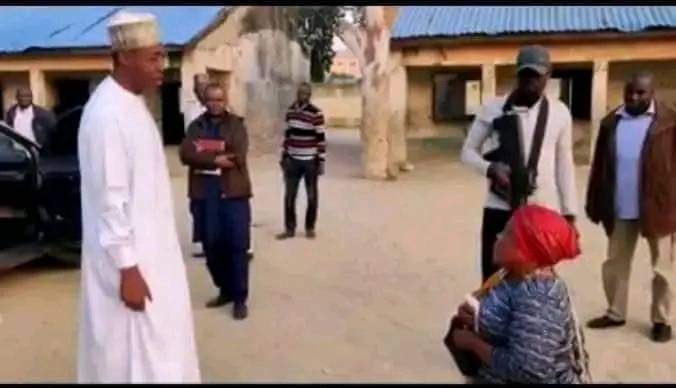 OvieNews's tweet photo. Zulum allocates house to that primary school teacher whom @ProfZulum found very early in the morning, at the school premises while he was investigating punctuality of teachers there in 2020. Mrs Obiagelli Mazi  who hails from Abia State has worked in Borno state for 31 years. https://t.co/HCaeN1OGE0