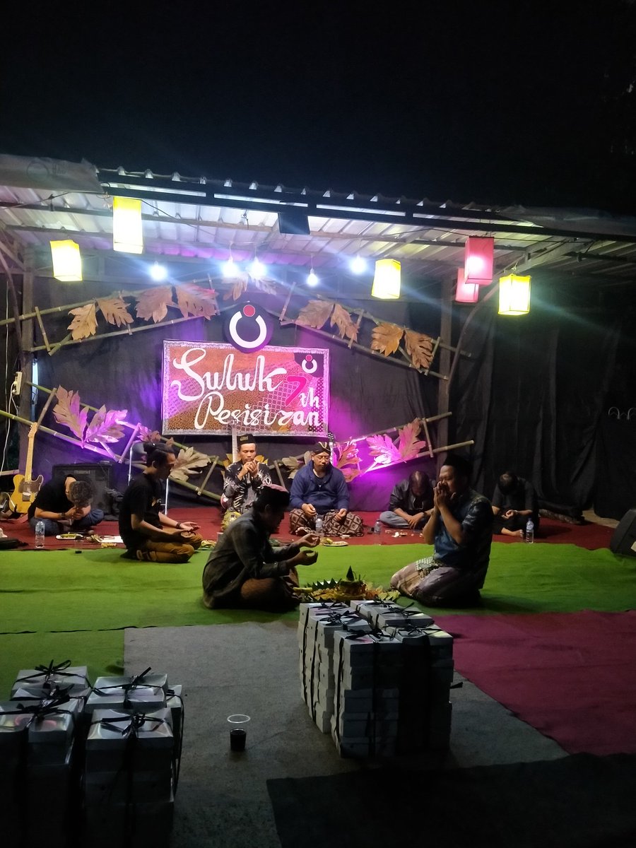 SulukPesisiran's tweet photo. Pemotongan Tumpeng memuncaki #7thSulukPesisiran setelah Do'a dipimpin Gus Mansur, Terimakasih seluruh jamaah yang hadir juga sedulur @maiyahpemalang, @pocimaiyah @Maiyah_Kanoman, Gerilya Budaya Paninggaran, dll yg tak bisa disebutkan satu-satu.
#SPOkt https://t.co/zfmiOvnTWL