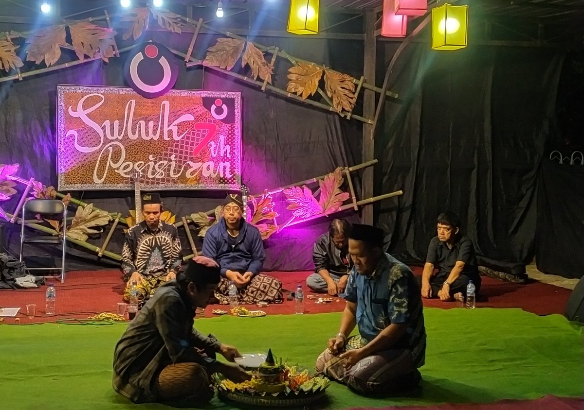 SulukPesisiran's tweet photo. Pemotongan Tumpeng memuncaki #7thSulukPesisiran setelah Do'a dipimpin Gus Mansur, Terimakasih seluruh jamaah yang hadir juga sedulur @maiyahpemalang, @pocimaiyah @Maiyah_Kanoman, Gerilya Budaya Paninggaran, dll yg tak bisa disebutkan satu-satu.
#SPOkt https://t.co/zfmiOvnTWL