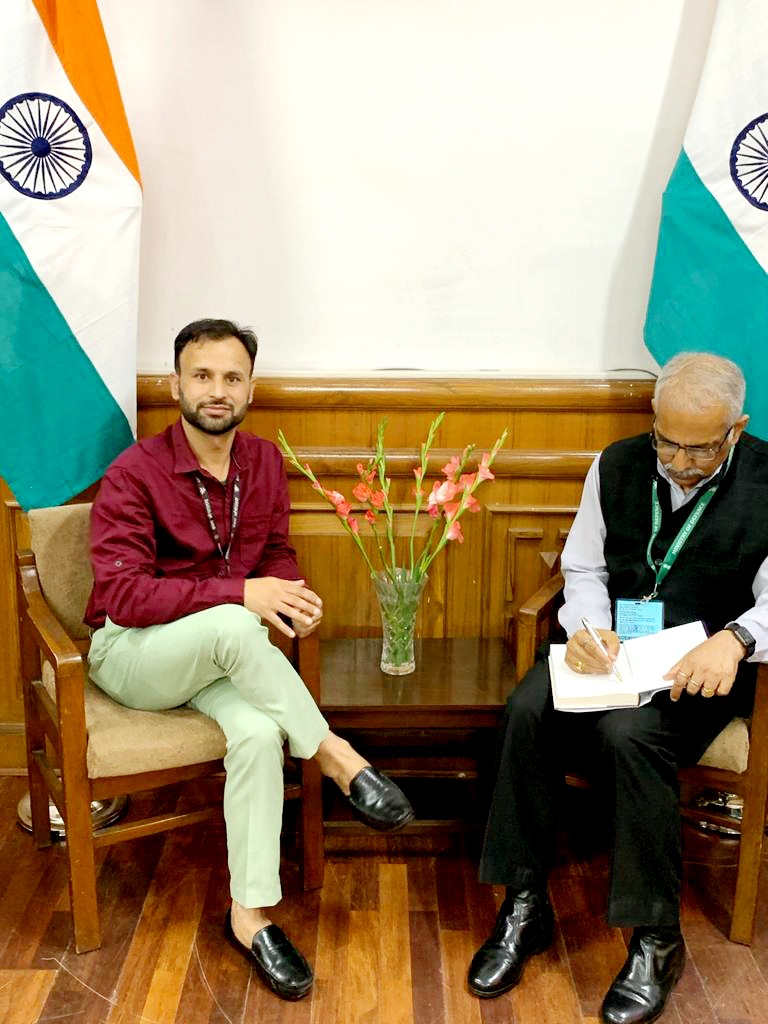 AIPNP1's tweet photo. @MudasirTantary was Called on His Excellency Lt. Gen V. G. Khandare, Principal Advisor (Dy NSA) in the Ministry of Defence South Block New Delhi. Exchanged various views with regard to the Situation in the J&amp;K. @MehtaRoopesh @SongsOfChinar @adgpi @LageRahoKashmir @sanjivslaria https://t.co/QCa33LiTHZ