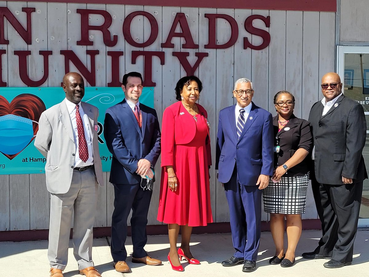 VirginiaCHC's tweet photo. Today, @BobbyScott paid a visit to @HRChealthcenter, toured their Portsmith facility, and met with leaders and healthcare providers to discuss the provisions of the Inflation Reduction Act, which aims to lower prescription drug costs. https://t.co/dhMxpuaQLR