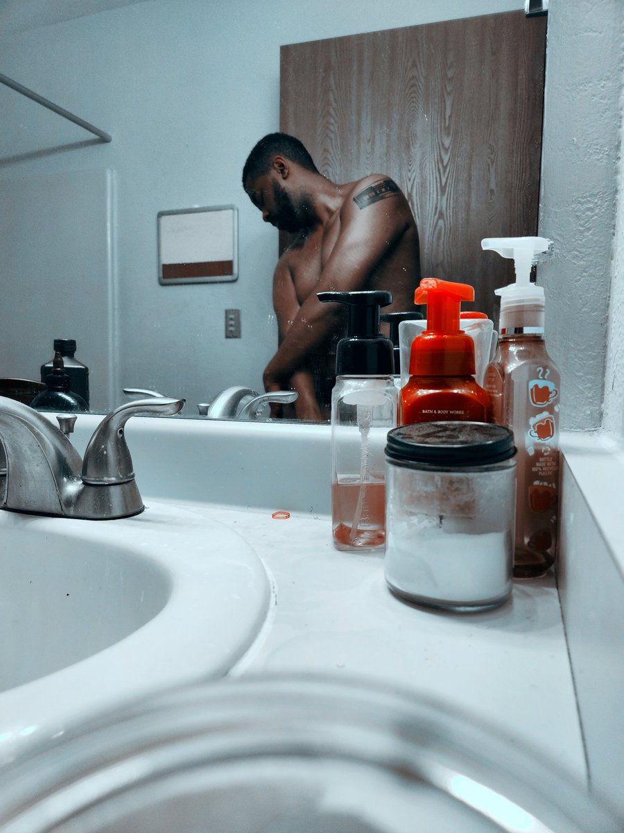 DaddybearGeek's tweet photo. Going on a date today. Have to smell good and be oil down before I go anywhere 😩. https://t.co/q3YBcKm1o4