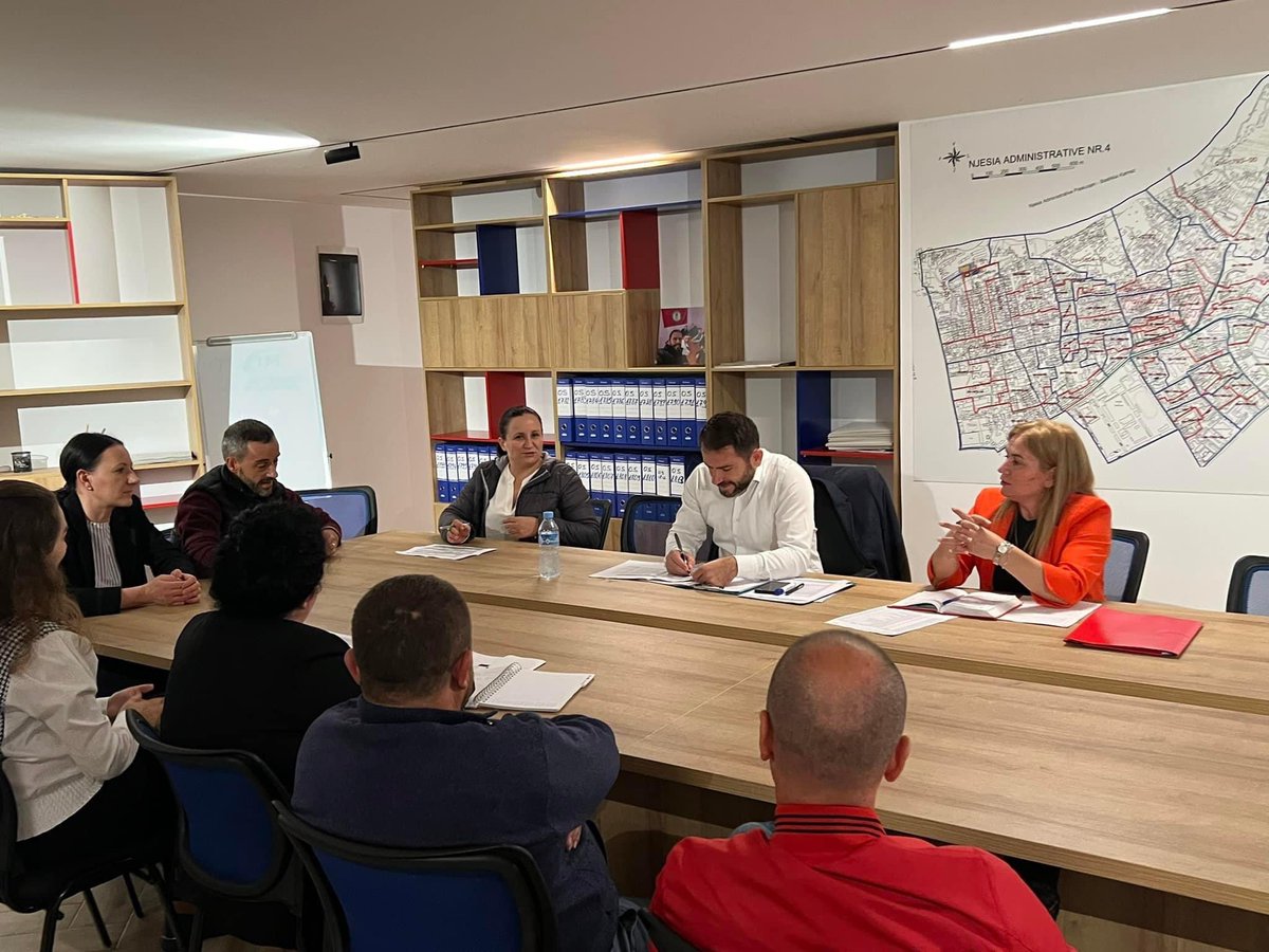 liri_qoshi's tweet photo. PS Njësia 4 🌹
Sebashku me Arnisin dhe Joniden 👉sot ne takimin me Os 1782 dhe 1799
👉Komunikimi me njerëzit 👨👩👧👦 mbetet prioriteti ynë!
Ndaj, në këto takime diskutuam jo vetem ceshtjet organizative, por edhe problematikat dhe adresimin për zgjidhjen e tyre.
#PsTirane🌹 https://t.co/kpQeAVkQYl