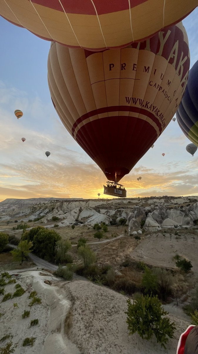 Floxie10's tweet photo. En mi Instagram estoy haciendo photobomb del paseo en globo en #Capadoccia 😍. Puedo decir que es la mejor experiencia que hice en mi vida. Los veo en https://t.co/rkPZpZTiwg 🎈
#Editurquia #HelloTurkiye #Olamayorista #turkishairlines https://t.co/yv3bjop4N0