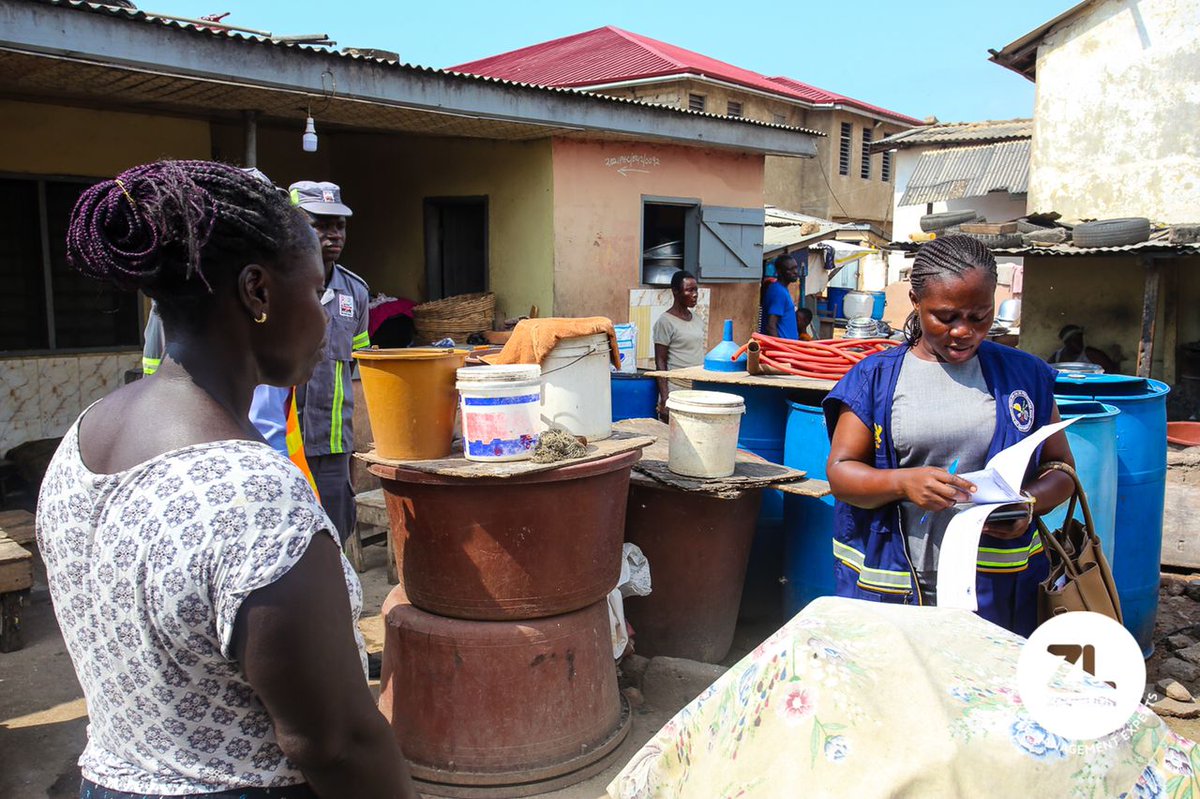 adamsnyamoo's tweet photo. Do the right thing o, else hmmm, Operation Clean Your Frontage task force will visit you soon
#LetsMakeAccraWork
#Zoomlion
@AccraMetropolis 
@ZoomlionLtd https://t.co/aM4Mhg7rTY