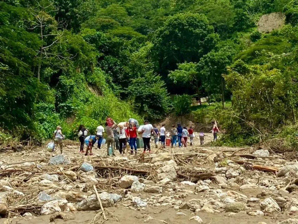 Mmorin_informa's tweet photo. El amigo @odajperezsilva me envía estas fotos donde él junto con otros compañeros del Team Suzuki La Guaira 4x4 lograron ingresar a las Tejerías por otra ruta para llevar ayuda humanitaria https://t.co/eWi1mmWoG8