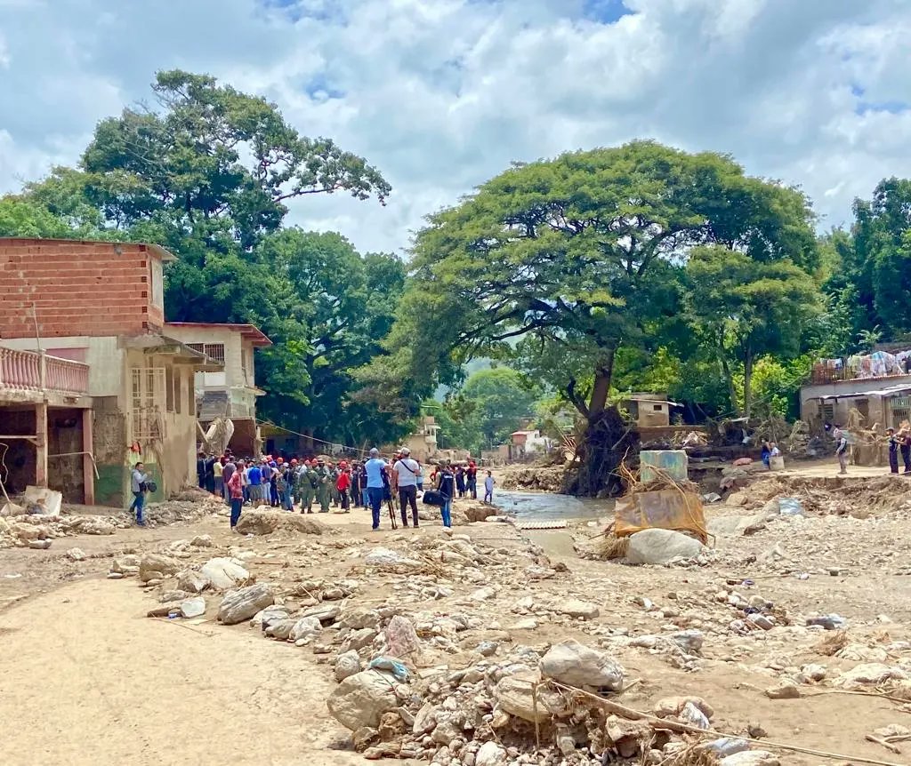 Mmorin_informa's tweet photo. El amigo @odajperezsilva me envía estas fotos donde él junto con otros compañeros del Team Suzuki La Guaira 4x4 lograron ingresar a las Tejerías por otra ruta para llevar ayuda humanitaria https://t.co/eWi1mmWoG8