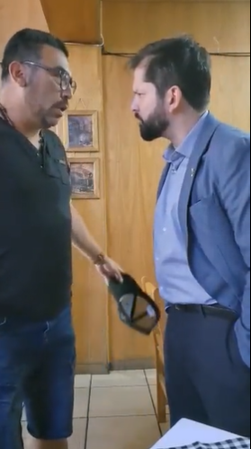 ElGatoSaez's tweet photo. Encaraste a los militares, quienes no te podían responder y tampoco irse de ahí.

Un chileno, un ciudadano de a pie respetuosamente te dijo que apoyaste la destrucción del país. Le faltaste el respeto y te mandaste a cambiar.

No gusta ah. Mis felicitaciones a ese chileno. https://t.co/18lZFgyEAJ