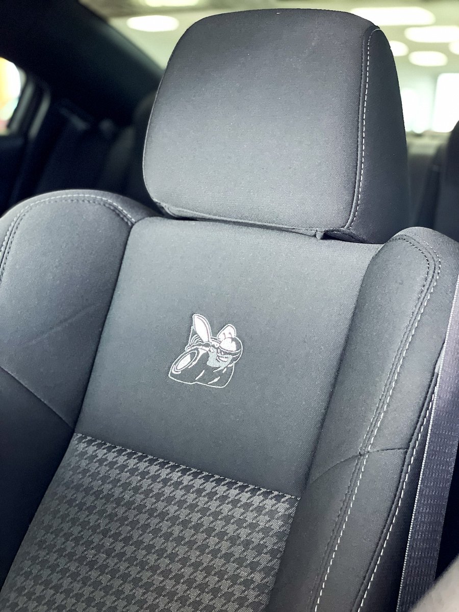 DriversMart's tweet image. This Dodge Charger Scatpack sure does look sinister in black. 🖤