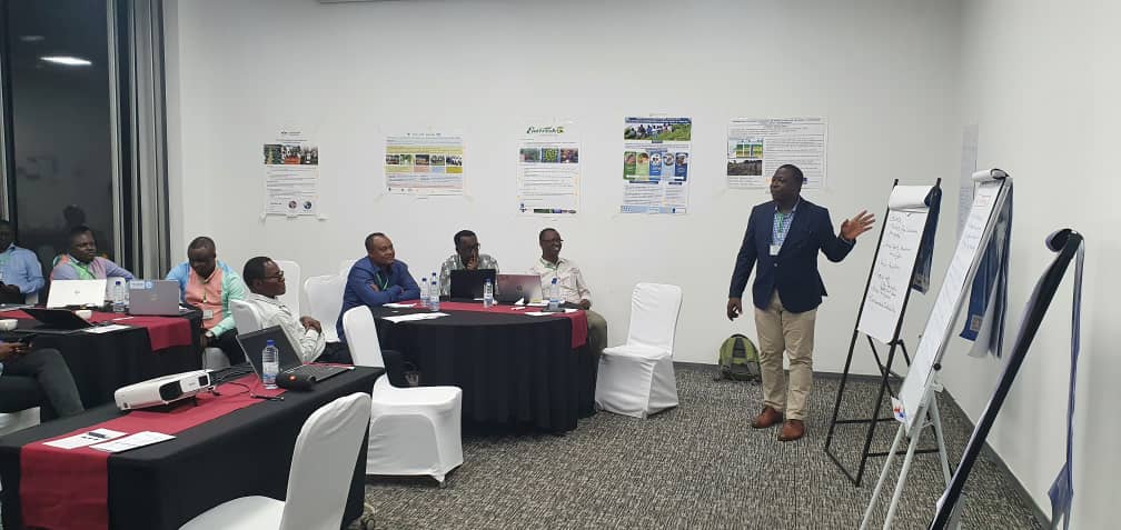 NLinRwanda's tweet photo. 🇳🇱 funded projects from 8 countries ( Burundi, rwanda, DRC, Tz, kenya , Ethiopia, mozambike Ghana, Nigeria) are in kigali for a 3 day workshop to share lessons &amp; experiences on integrating smallholder farmers in sustainable food systems. Thanks to the organizers @hortinvest https://t.co/xDpZ0TWQQs