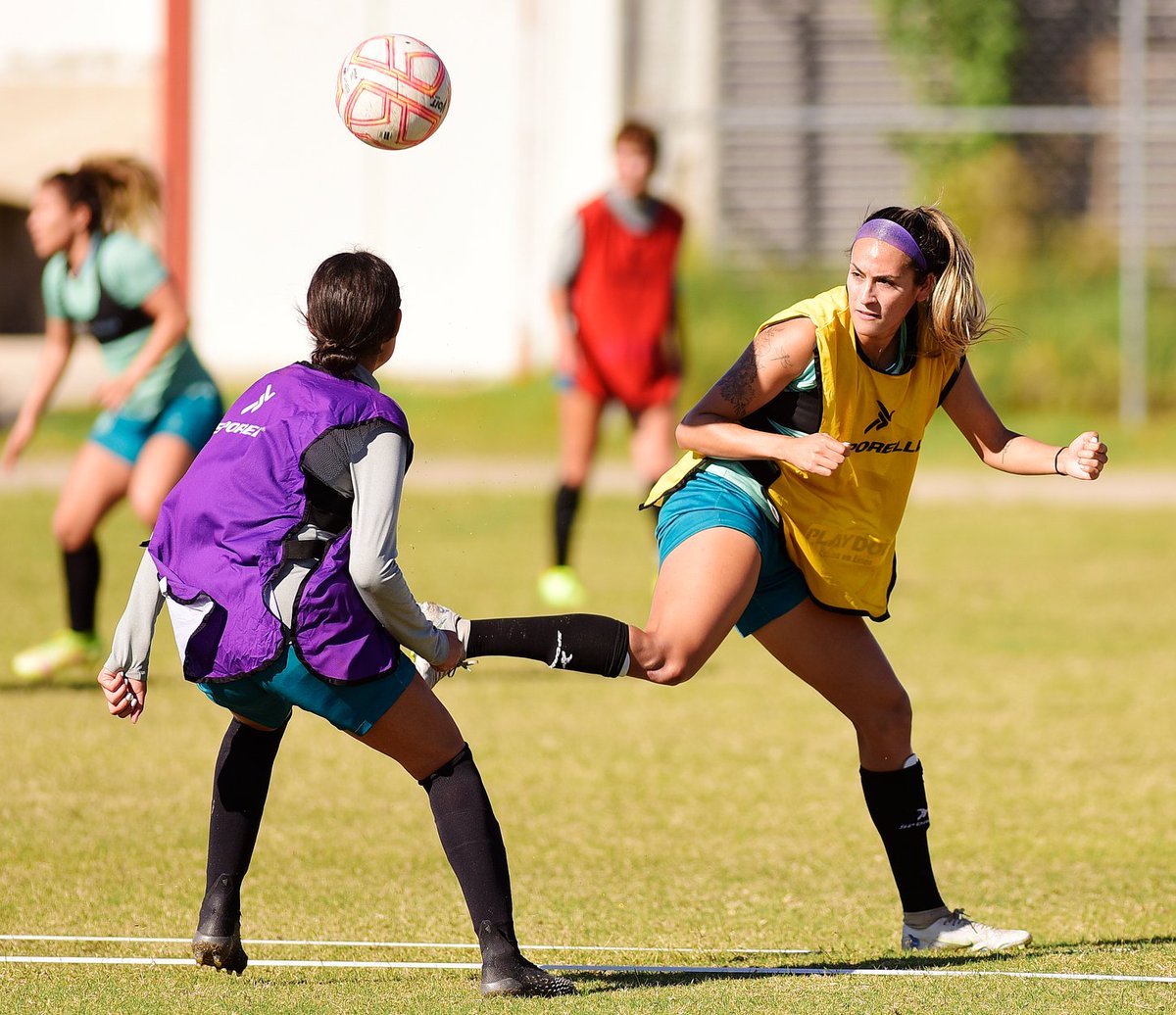 FemenilFcJuarez's tweet photo. Entrenar. Entrenar. Entrenar. 💪🏻😤

#ContigoMásBravas https://t.co/lZRGeBt8uK