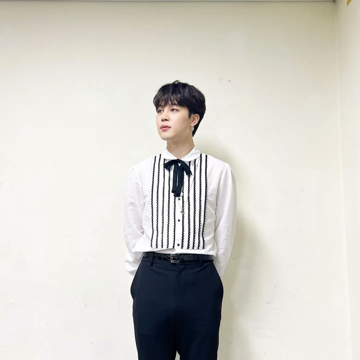 luvsjhsk's tweet photo. feliz cumpleaños a mi chico, gracias por ser ese brillito y consuelo para bangtan en todo momento, por amarnos tan puramente, sobre todo gracias por ser parte de bangtan y continuar este lindo camino.
ojalá acompañarte muchos años más.
#JIMINDAY #HappyJiminDay #jiminbirthday https://t.co/lGzRVpRD8g