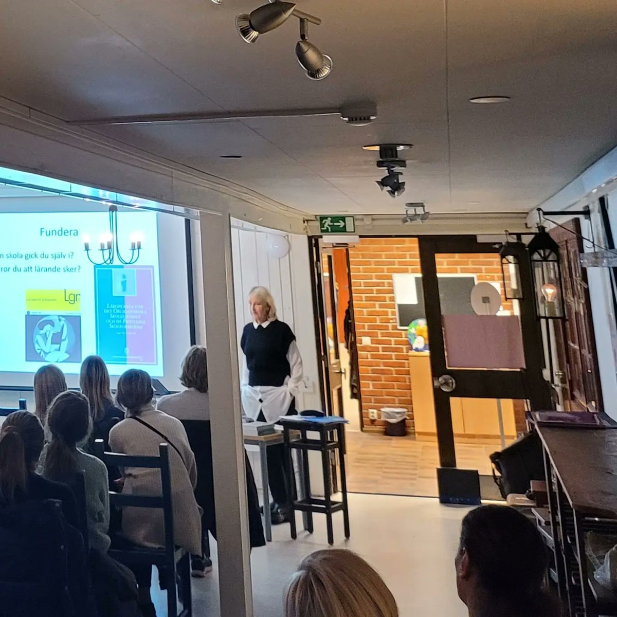 Varje höst har vi #freinet utbildning för nya vårdnadshavare. Ikväll var det dags! Så kul och inspirerande att få träffa nya, nyfikna vh och berätta om vår pedagogik! Passade på att visa några av böckerna av <a href="/AnnsPihlgren/">Ann S. Pihlgren</a> där #mimer finns omnämnda/är medförfattare #ideburenskola