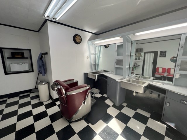 manch_econ_dev's tweet photo. City of Manchester, NH welcomed in another new small business today. Congratulations to Maxwell’s Barbershop on the opening up their 5 Stark Street location in downtown Manchester. Maxwell’s Barbershop will be a great addition to our vibrant downtown and community. #ChooseMHT https://t.co/FGzEVtY9FW