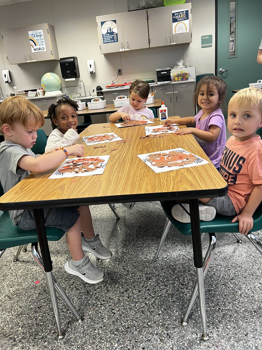 WhitingMs's tweet photo. Today in art class we ripped up paper to create a Paper Mosaic Pumpkin 🎃 #littlelearners #PKArt #TESPROUD @TISD_PreK @FineArtsTomball https://t.co/wNmuE0SD6b