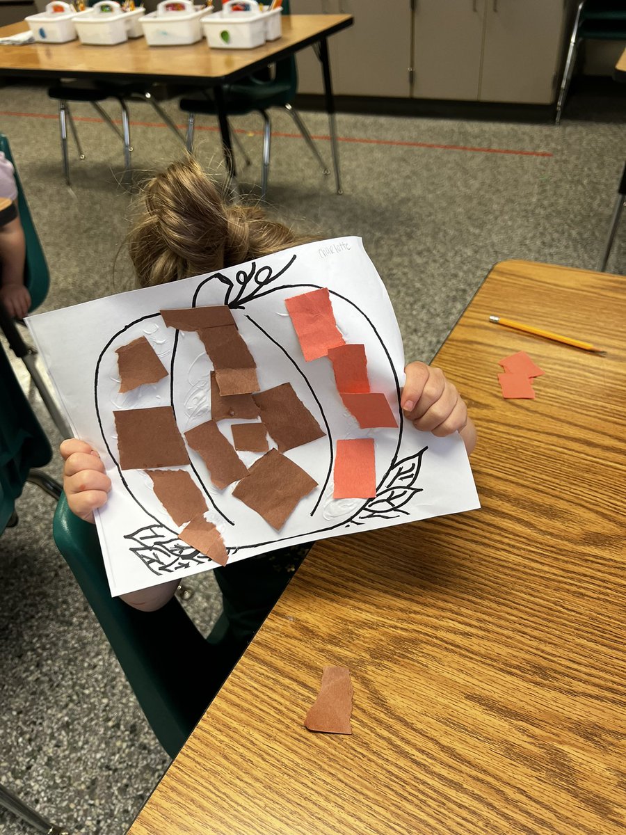 WhitingMs's tweet photo. Today in art class we ripped up paper to create a Paper Mosaic Pumpkin 🎃 #littlelearners #PKArt #TESPROUD @TISD_PreK @FineArtsTomball https://t.co/wNmuE0SD6b