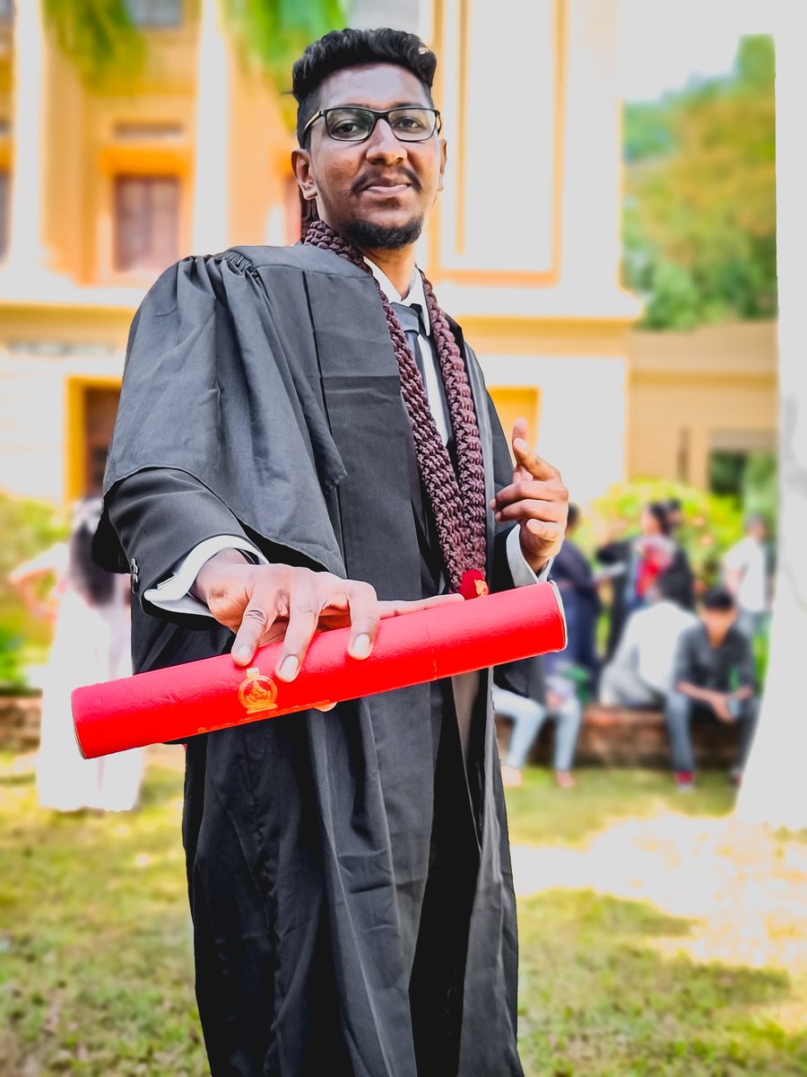 AshanChandima's tweet photo. නිදහස් අධ්‍යාපන හා අධ්‍යාපනයේ නිදහස වෙනුවෙන් දිවිපිදු, ලේ, දහඩිය, කඳුලු කැප කල සියලු දෙනාට උපහාරයක් වේවා !!!
 22nd Convocation #RUSL #FOT https://t.co/Q30vwbSF7X