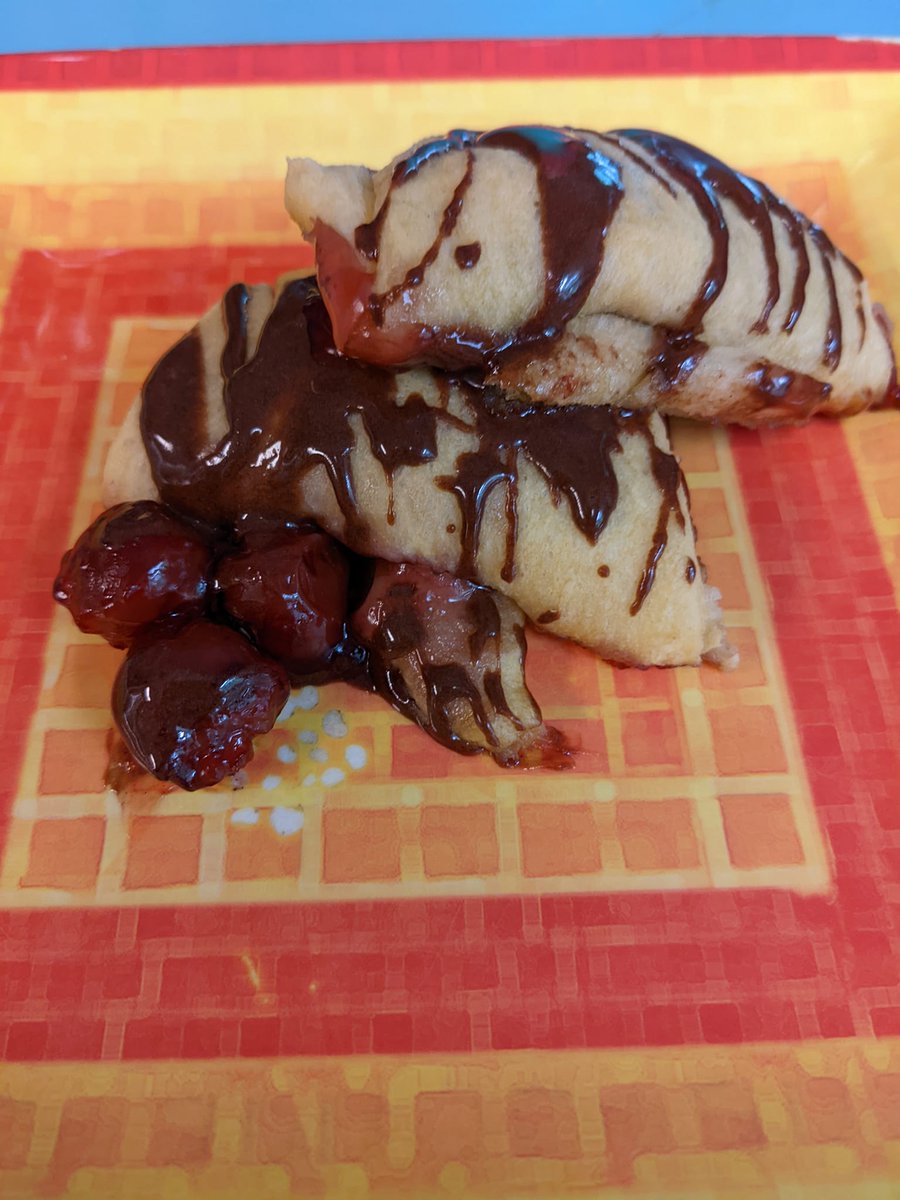 maggie_dollar's tweet photo. Past dishes I have made pt.2:
Breakfast Burrito
Chocolate-Covered Cherry Croissants
Irish Cream Tea Cupcakes
Lots of cupcakes for a family reunion. https://t.co/1QNizeKzfV