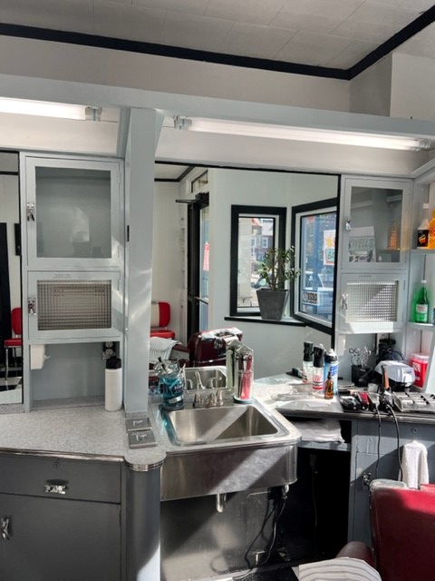 manch_econ_dev's tweet photo. City of Manchester, NH welcomed in another new small business today. Congratulations to Maxwell’s Barbershop on the opening up their 5 Stark Street location in downtown Manchester. Maxwell’s Barbershop will be a great addition to our vibrant downtown and community. #ChooseMHT https://t.co/FGzEVtY9FW