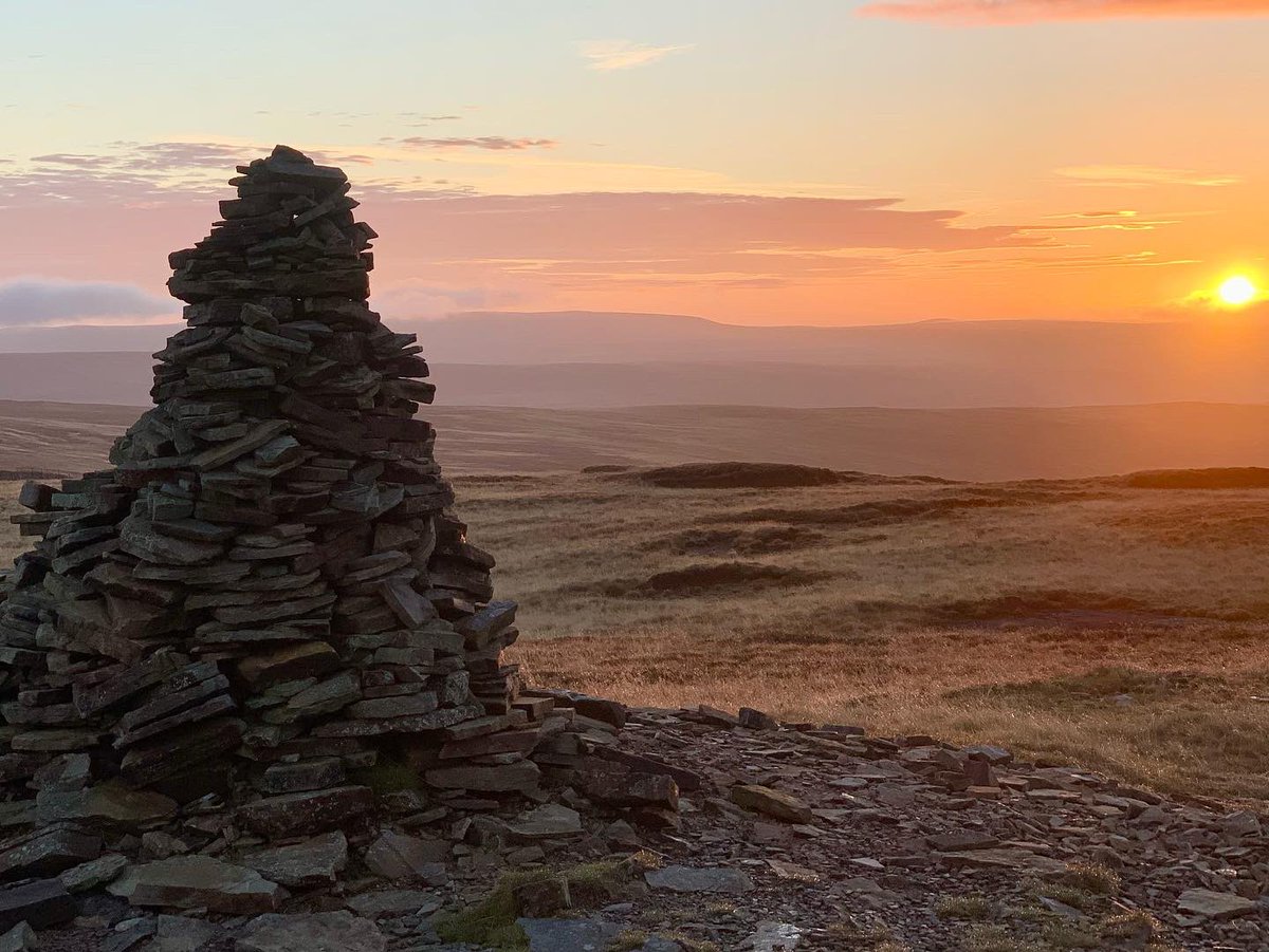 ParkBottom's tweet photo. Stunning sunrise up Fountains Fell yesterday morning 
#sunrise #yorkshiredales #YORKSHIRE #yorkshiredalesnationalpark https://t.co/BicX3ceyRF