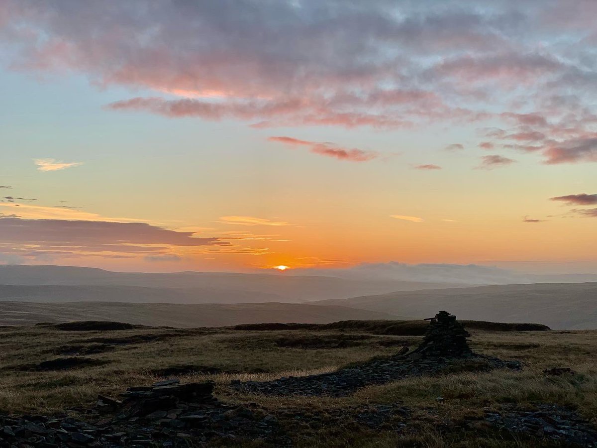 ParkBottom's tweet photo. Stunning sunrise up Fountains Fell yesterday morning 
#sunrise #yorkshiredales #YORKSHIRE #yorkshiredalesnationalpark https://t.co/BicX3ceyRF