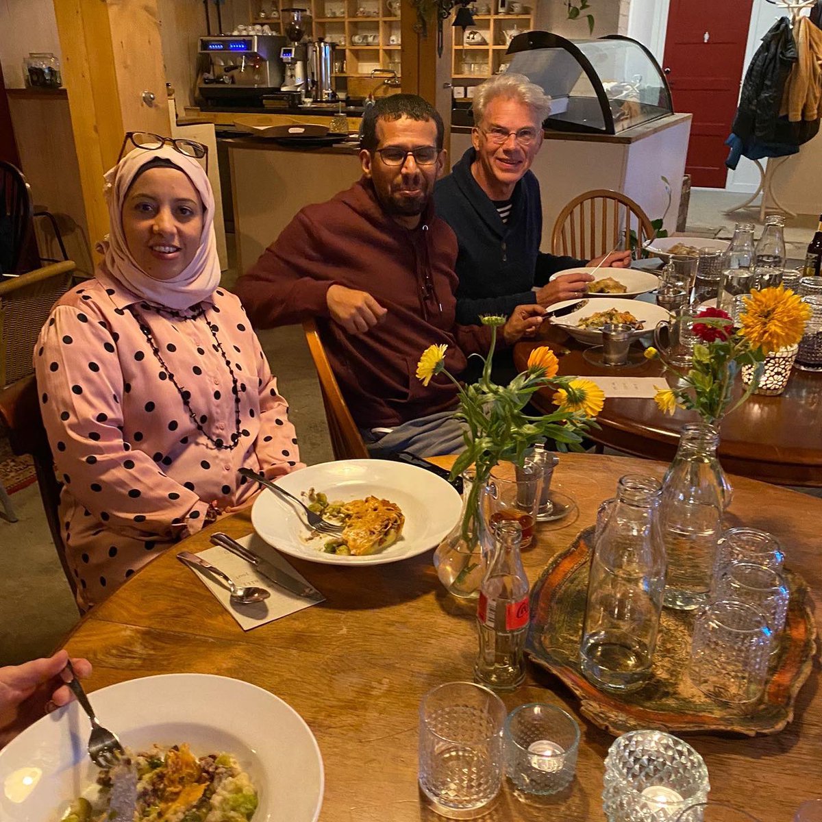 Het was weer een memorabele avond 🥰🌺 met mensen uit Jemen, Turkije, Velp, Niawier, Stiens en Leeuwarden op Anne-Famkes Pleats! De volgende sociale eetkamer staat gepland op 9 november. Er zijn nog een paar plekjes vrij. Reserveren kan via info@annefamkespleats.nl.