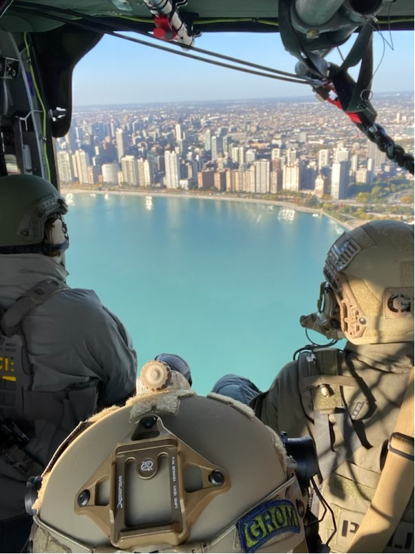 HSIChicago's tweet image. @HSIChicago Special Response Team personnel along with crew members from @CBPAMORegDirN kept watch from the air while our agents, analysts, and officers w/ support from @HSIDETROIT helped safeguard the 2022 #ChicagoMarathon last weekend. #ServingAndProtecting @HSI_HQ