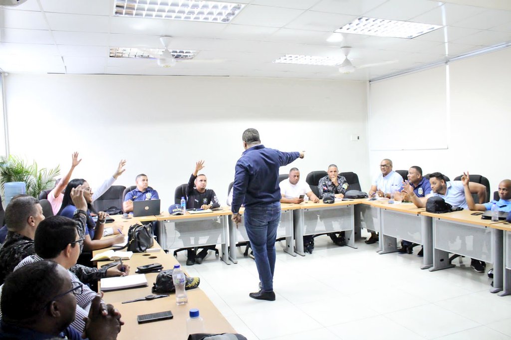 PoliciaRD's tweet photo. 🔵 Con el objetivo de potencializar las capacidades de liderazgo de los oficiales de la Policía Nacional, un grupo de 22 funcionarios encargados de hacer cumplir la ley, participaron del taller “Liderazgo Aplicado a la Función Policial”.

➕️ https://t.co/Bx4JbeImKr

#PNCapacita https://t.co/aqqeOnBaxl