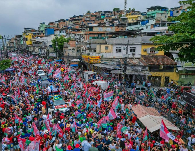 desmentindobozo's tweet photo. Enquanto o Lula caminhava com o povo no Complexo do Alemão, os bolsonaristas arrumavam confusão em Aparecida. Essa é a diferença. https://t.co/U2MYGXZYs8
