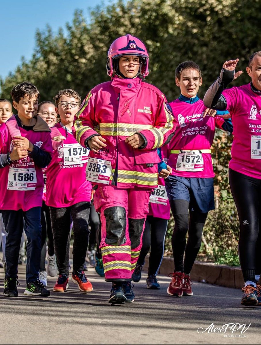 PompiersRoses's tweet photo. Maryne la vice-présidente des @PompiersRoses a couru les 6km des foulées roses à #Auxerres avec les @PompiersFR et les JSP du @SDIS_89 en 44 minutes. Merci pour votre accueil 🙏 #octobrerose #cancerdusein https://t.co/I3rJR84JQR