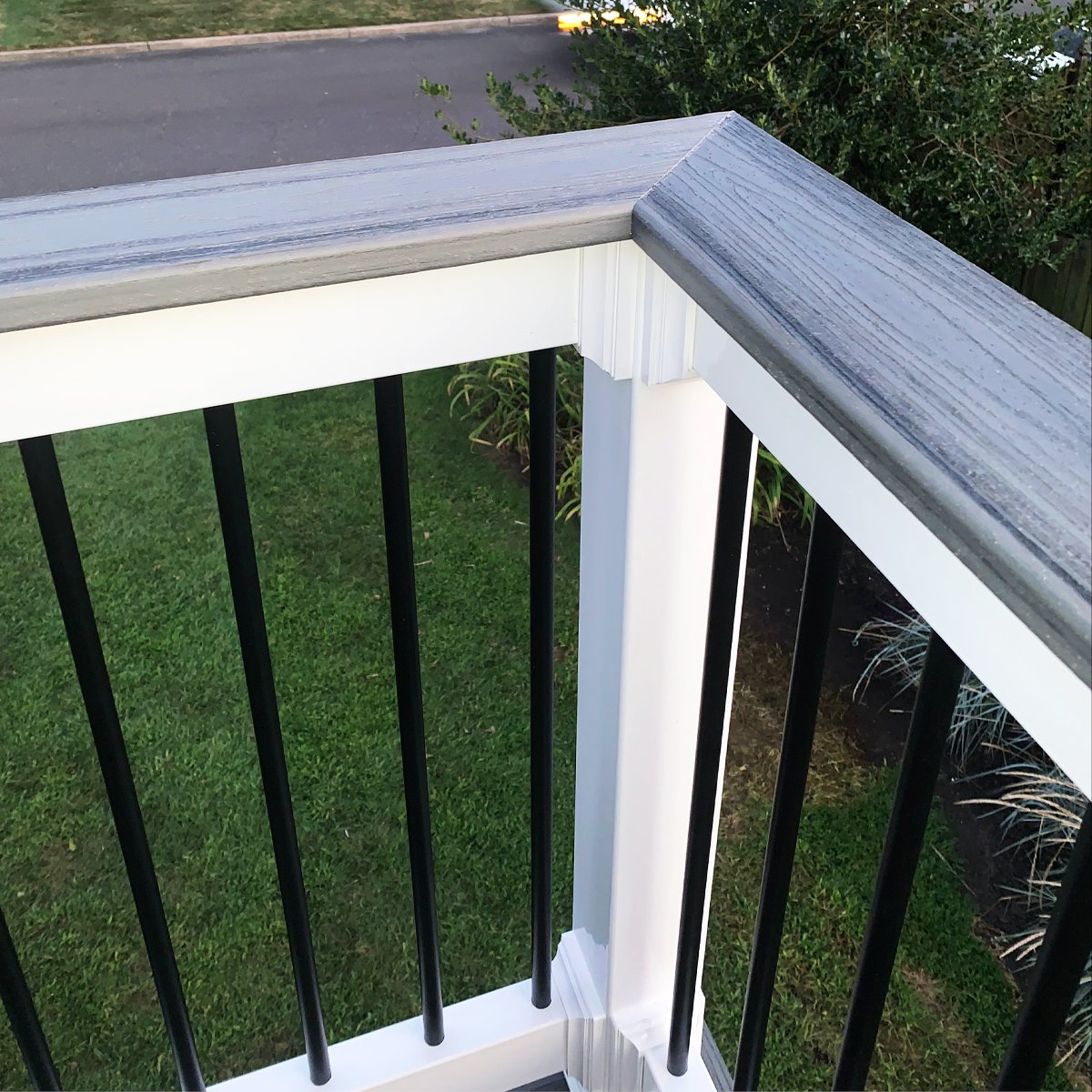 PhoenixPVC's tweet image. Check out this Phoenix Deck Over Rail System with Black Round Aluminum Balusters. These balusters virtually disappear into the scenery for a clean, elegant visual.

#DeckOver #BlackRoundAluminumBalusters