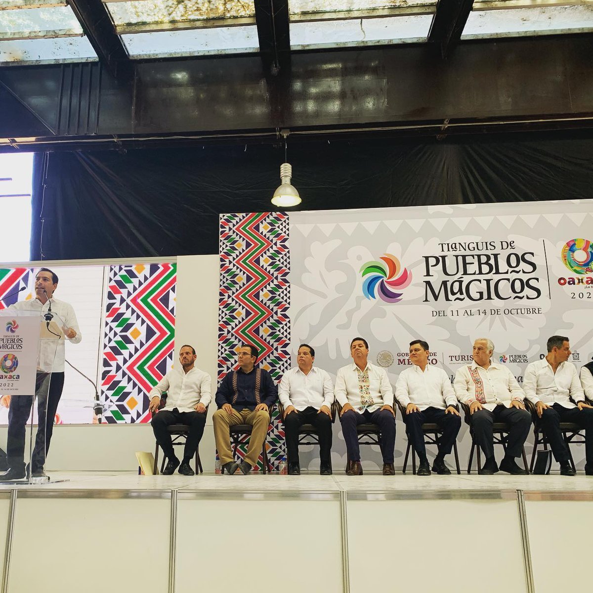 El Tianguis Pueblos Mágicos dio inicio el día de ayer y será llevado a cabo del 11 al 14 de octubre de 2022 en el Centro cultural y de convenciones de #Oaxaca. 
En este evento se reúnen los 132 pueblos mágicos de #México para dar a conocer las riquezas que cada uno oferta.