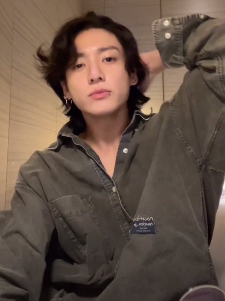 supremethv's tweet photo. WHOSE BOYFRIEND IS THIS PLS ASK HIM TO STOP BEING SO HOT https://t.co/DK7X2kYGdY
