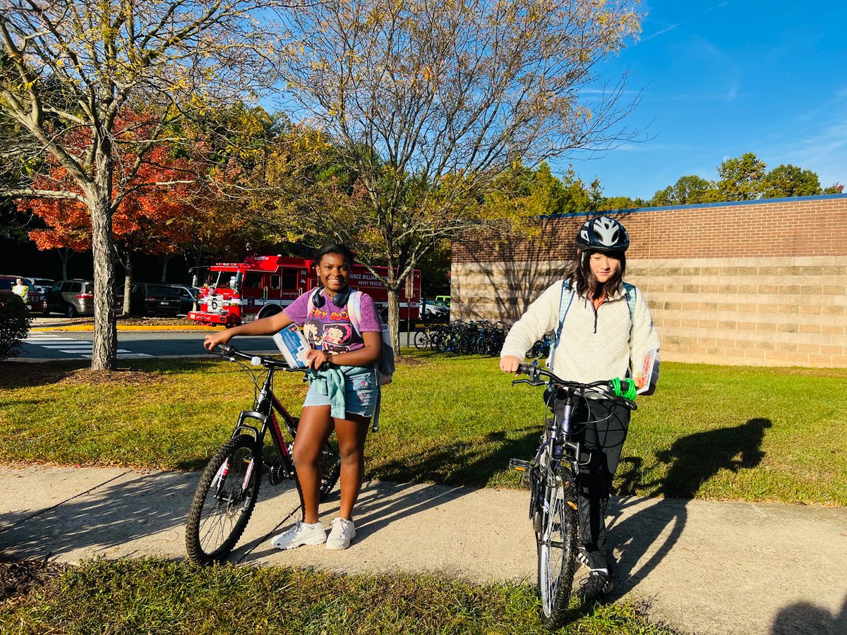 National Walk &amp; Roll to School Day! We had a great turn out and a lot of smiles. Thank you <a href="/WhyteJM/">Julie Whyte</a> for organizing! #ashlandsoar