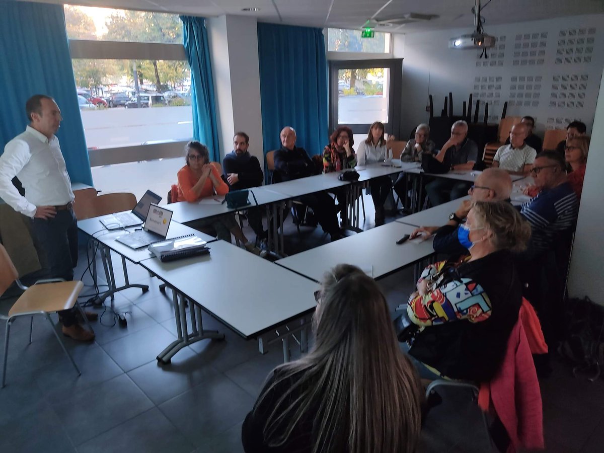 pierrechemel's tweet photo. Rencontre avec les correspondants de presse de @VoixduJura pour discuter contenu et édito, suivie d'un apéro dinatoire 😋 Merci à eux de s'être déplacés à #LonsleSaunier https://t.co/NOyq5GFAsE