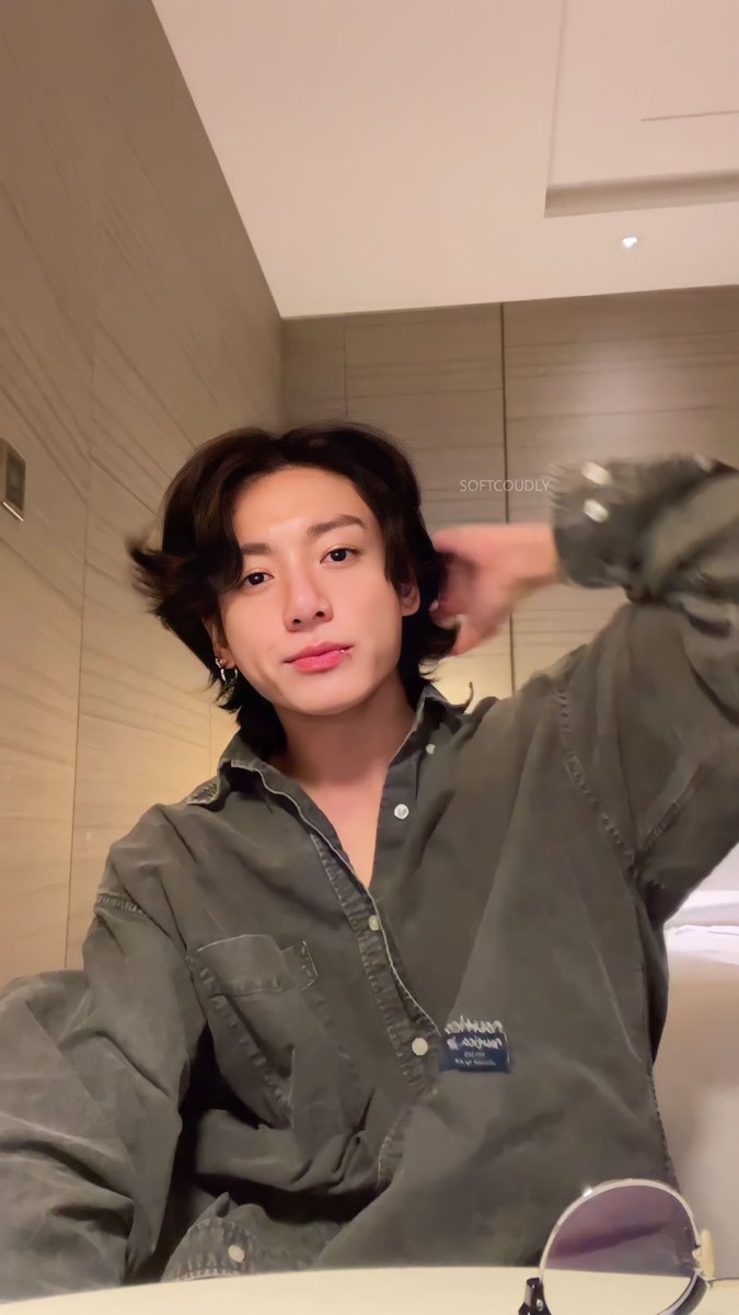 softcoudly's tweet photo. He's so handsome @BTS_twt 
#방탄소년단 #JUNGKOOK https://t.co/cu9PlrwgC4