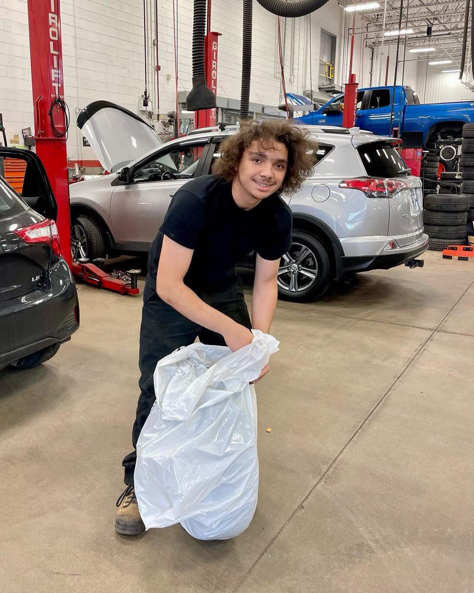 Cferhrhs's tweet photo. Louis doing his stage at Toyota. Great job. https://t.co/giaDdb4Wkx
