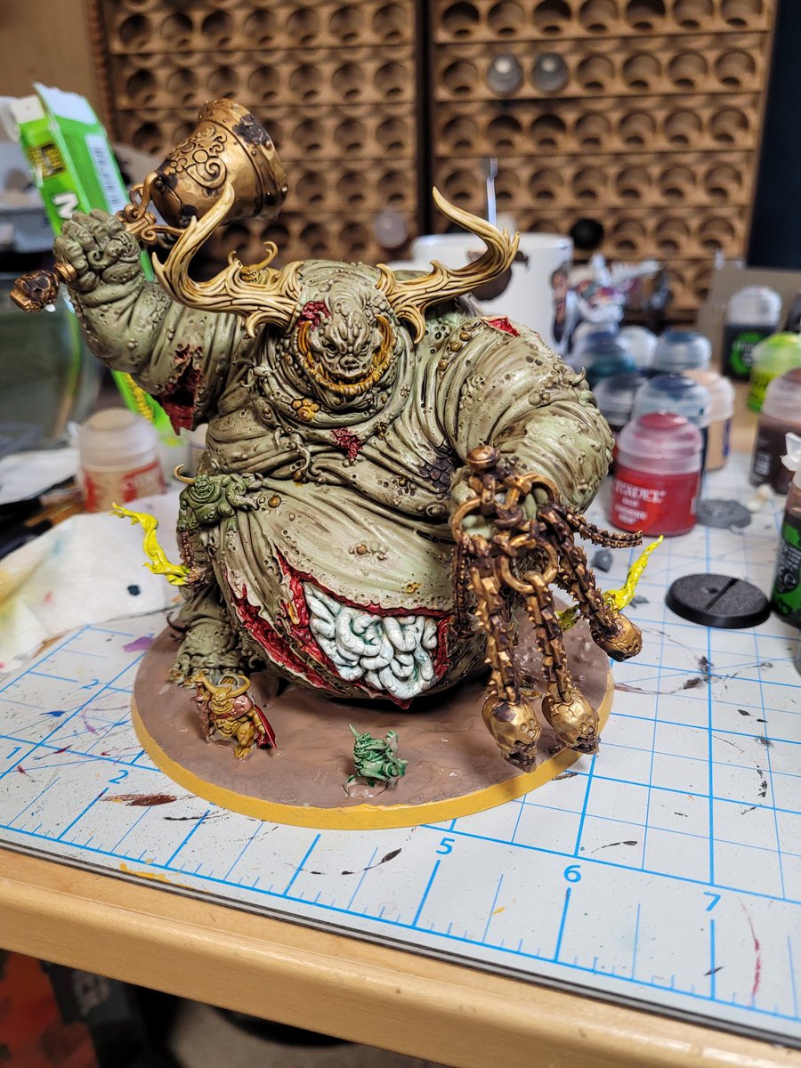 VoiceoverB's tweet image. Been a hot minute since I've actually finished a model
Behold Poo-gath the Toller!
#miniaturepainting #warhammer #nurgle #40k