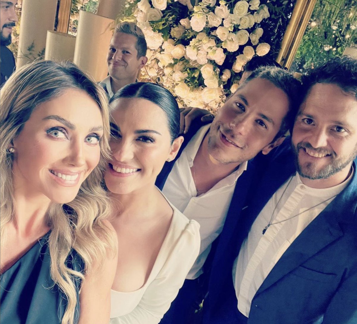blueradioec's tweet photo. En la boda de @maiteperroni, se encontraron algunos exmiembros de #RBD🤩 Durante la fiesta cantaron y pasaron divertidos momentos. Los detalles en #Espectacular, tu cita con las estrellas ✨🌟
#blue
#radio
#Espectáculo
#Farándula
#RBD
#RBDFans
#MaitePerroni https://t.co/v5RmGb7a6w