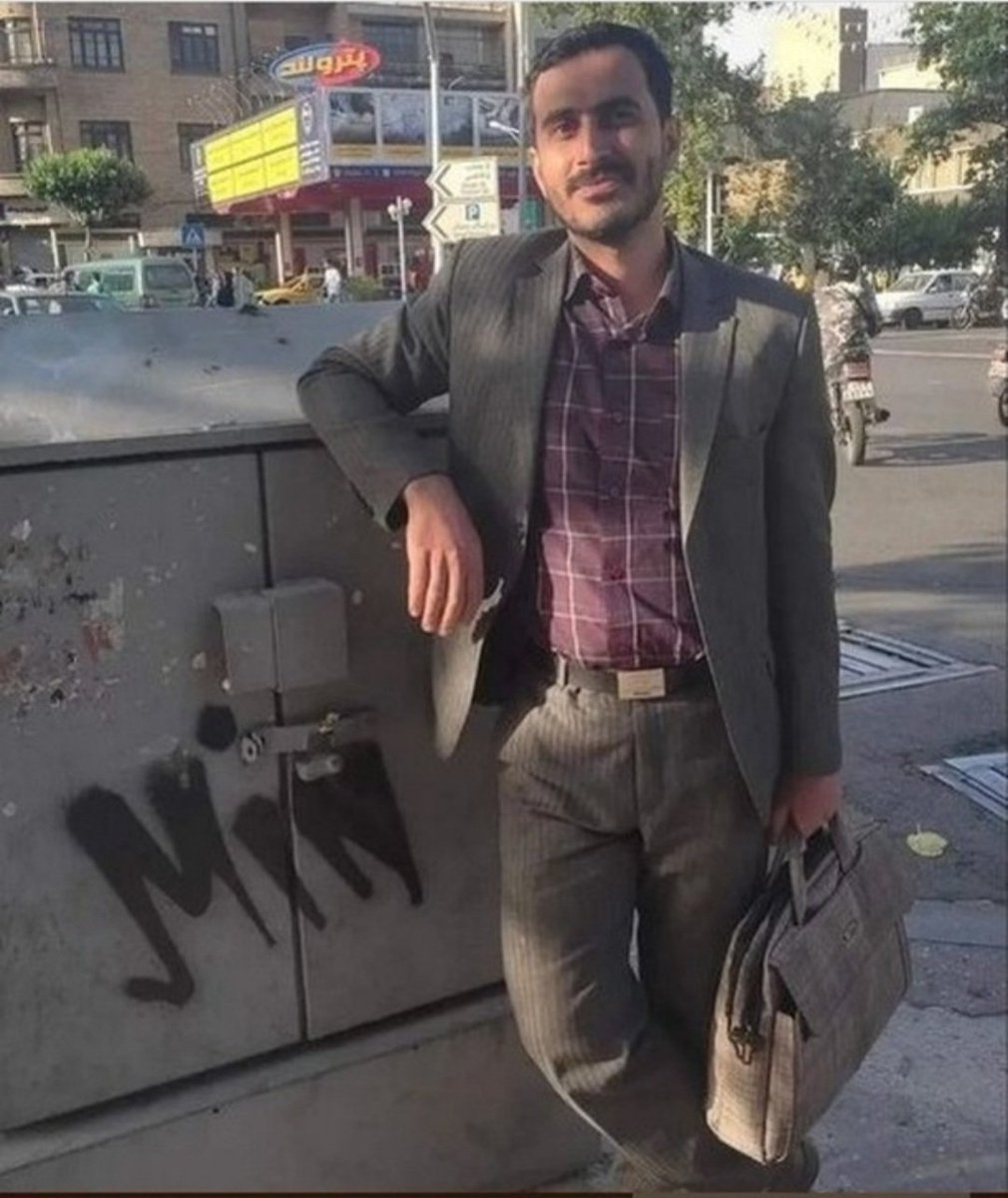 mohammadreza60's tweet photo. این آقا محسن آهنگر قاضی پرونده اولین دختر خیابان انقلاب است که با استدلال "اعتراض مدنی حق شهروندان است" برای ویدا موحد قرار منع تعقیب صادر کرد.
ایشان از قوه قضائیه اخراج شد و در حال حاضر در اسنپ کار میکند
این بهای حفظ سلامت، شرف و استقلال رای در جمهوری اسلامی است.
گفتگو با کی؟ https://t.co/e0Kef86u5M
