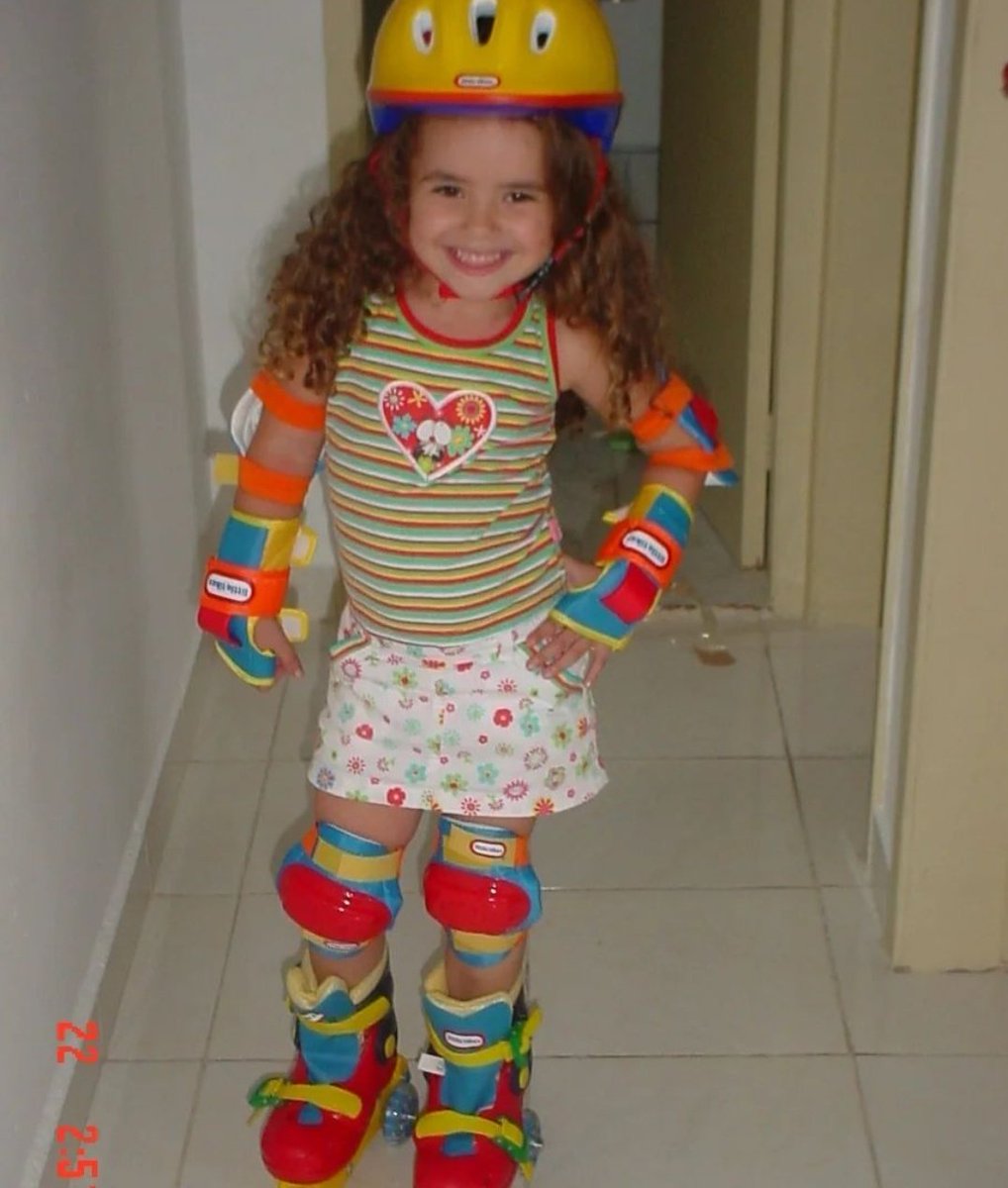 maisa's tweet photo. As fotos que minha mamãe postou de dia das crianças ♡ 
Ps: na última foto eu tava comemorando 3 anos, nesse dia, assoprei as velinhas pedindo pra conhecer o vovô Raul. Meses depois, esse desejo se realizou e minha vida mudou pra sempre! 
Fé nos desejos puros das crianças. 🤍 https://t.co/v8wYErlMY1