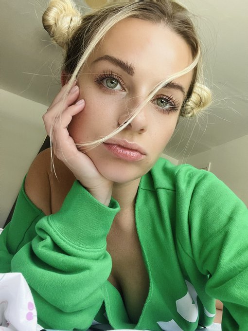 Studying 📚😛 https://t.co/osE0Mw6CvT