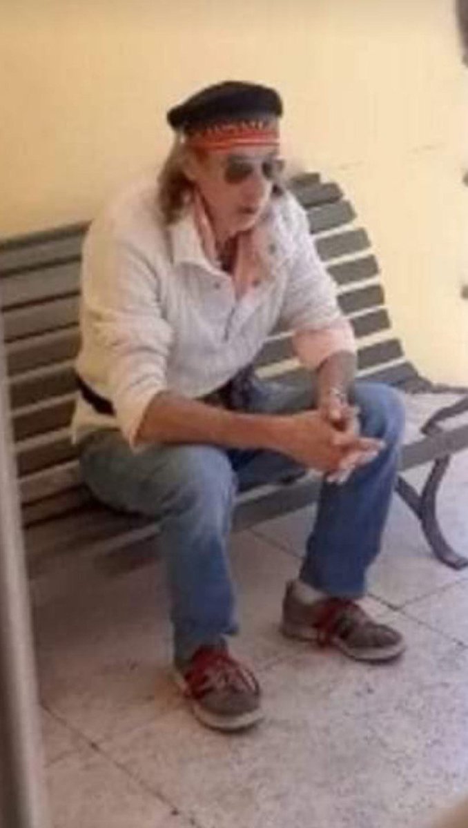 Emergenza_Ita's tweet photo. #scomparso @Emergenza24 
Abita Torrevecchia/Taggia. Ultimi avvistamenti in zona, ha problemi, ma è tranquillo, nei modi sembra un ragazzo e spesso ferma la gente per chiedere una sigaretta. Ha i capelli più lunghi di quelli in foto. https://t.co/zy7U5TBgrc