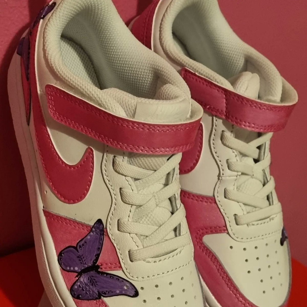 SamPieroux's tweet image. Custom Nike pink purple butterflies 🦋 #handpaintedanddrawnbyme