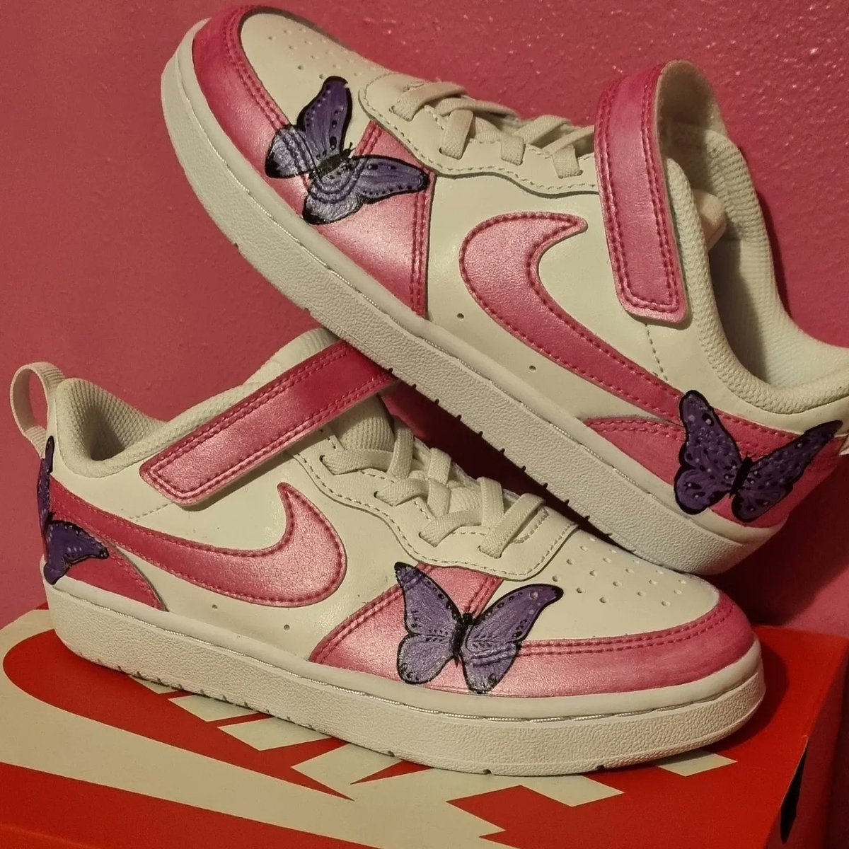 SamPieroux's tweet image. Custom Nike pink purple butterflies 🦋 #handpaintedanddrawnbyme