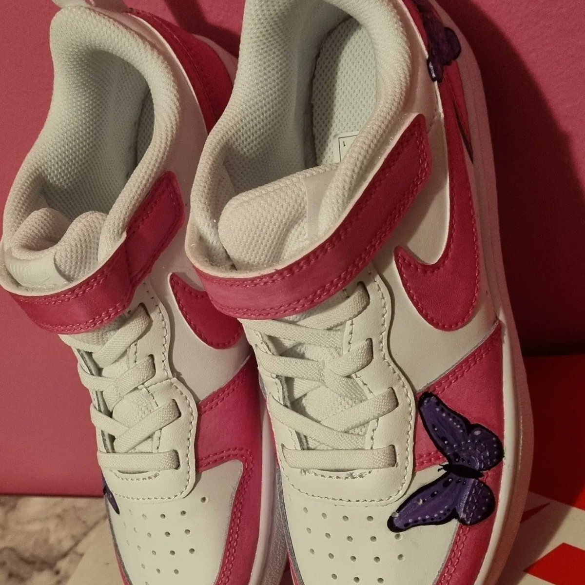 SamPieroux's tweet image. Custom Nike pink purple butterflies 🦋 #handpaintedanddrawnbyme