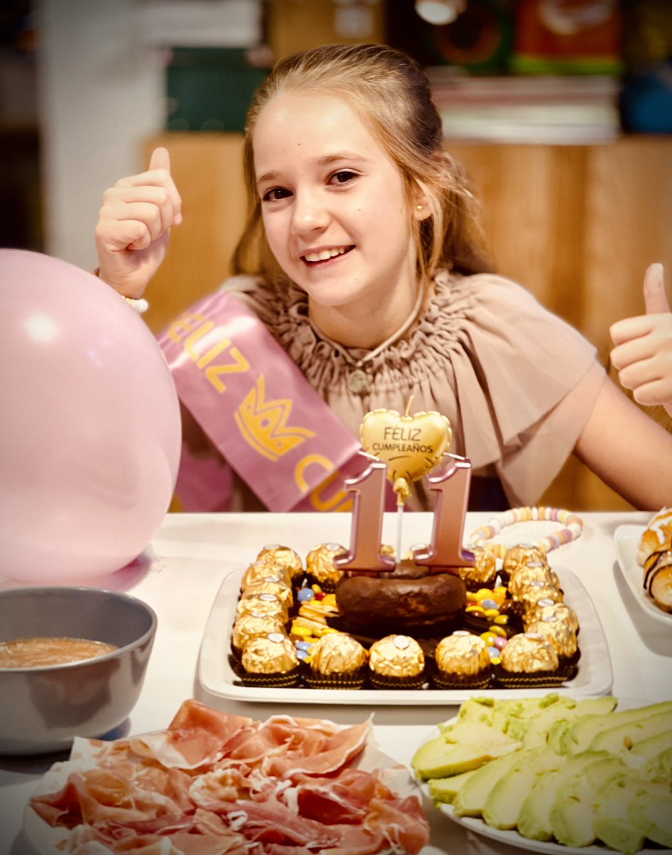 PalomadeCendra's tweet photo. Hoy la pizpireta de la familia cumple 11 años de alegría y felicidad. ¡Y que sean muchos más! 
Eres muy especial Palomita, la princesa de la casa. 
Nunca dejes de dar gracias por cada año! Hoy especialmente, la Virgen te cubre con su manto. 
Palominski, ¡Te queremos! https://t.co/bYLr9WzOAi