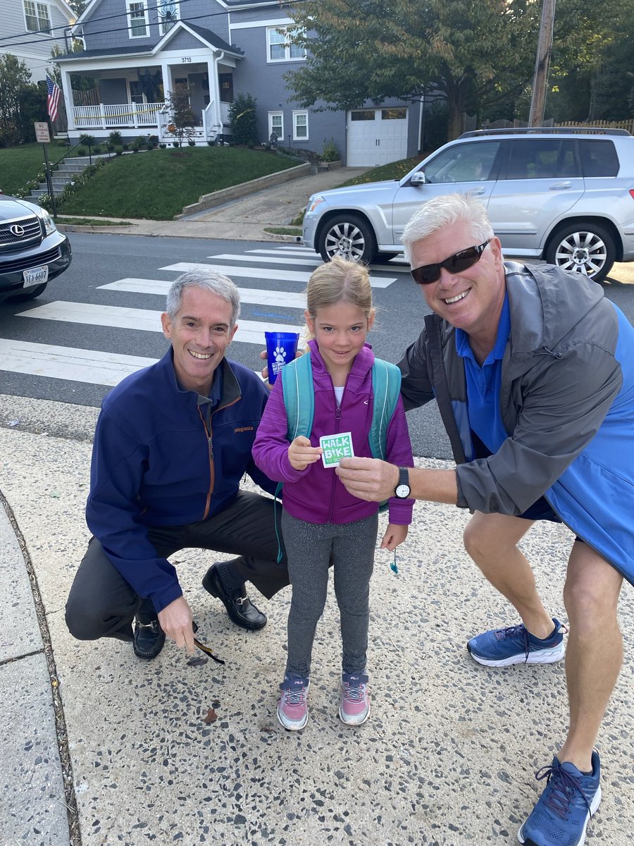 JamestownAPS's tweet photo. What a beautiful morning for Walk and Bike to School Day! We loved seeing all the smiles as students arrived this morning. Getting exercise at the beginning of the day is helpful preparing our mind & body for learning. #APSWALKTOSCHOOL @APSVirginia @monicaroache @APSHPEAthletics https://t.co/8WZnJ70Joj