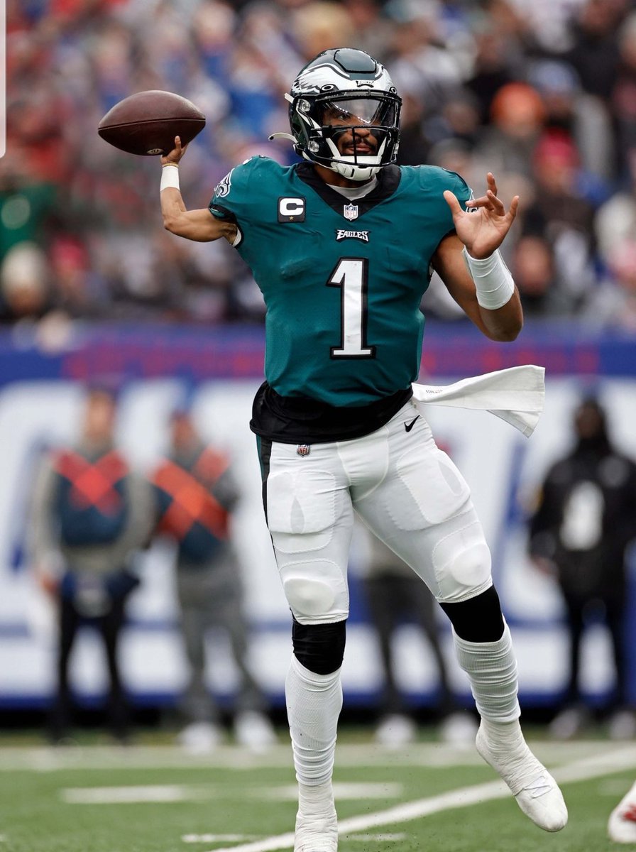 chewonthis1122's tweet image. Hurst only has 4 passing TDs in 5 games &amp;amp; 2 interceptions...He's on pace for 14 Tds &amp;amp; 7 picks this year. That's terrible. He has 0 passing TDs in 3 of their 5 games. Hurts doesn't scare me at all. Basically if you stop the run Philly is BBQ Bird!!! #CowboysNation #DallasCowboys