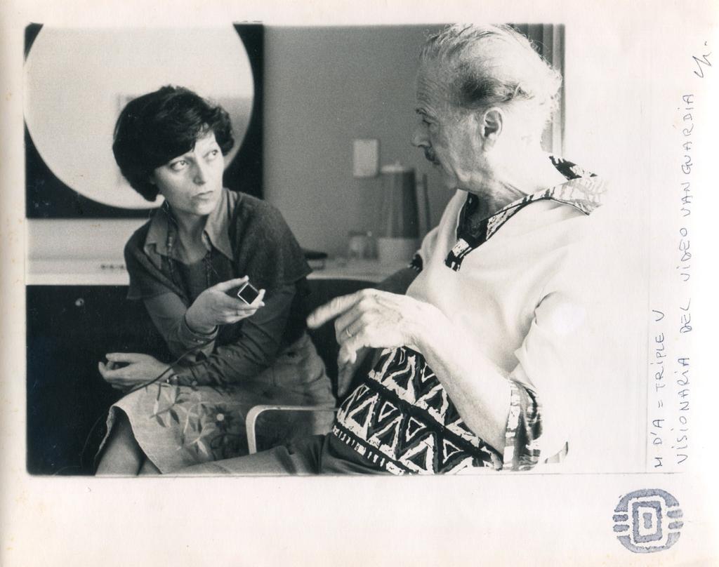 geoperna's tweet photo. #A5Años de #VidaEperna Margarita D'Amico (1938-2017), periodista venezolana investigadora, docente en Comunicación Social, entrevistó a grandes como M. McLuhan, filósofo, profesor y teórico canadiense.
Foto del maestro Claudio Perna, Carcas abril 1976. Col. @BiblioNacional https://t.co/CLAc2BKe2p